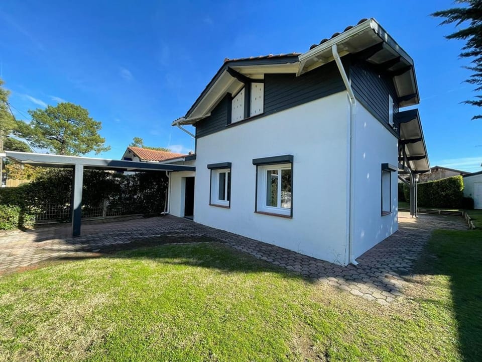 Maison Familiale Près de la Plage avec Grand Jardin et Parking Privé - FR-1-413-108 House in Capbreton