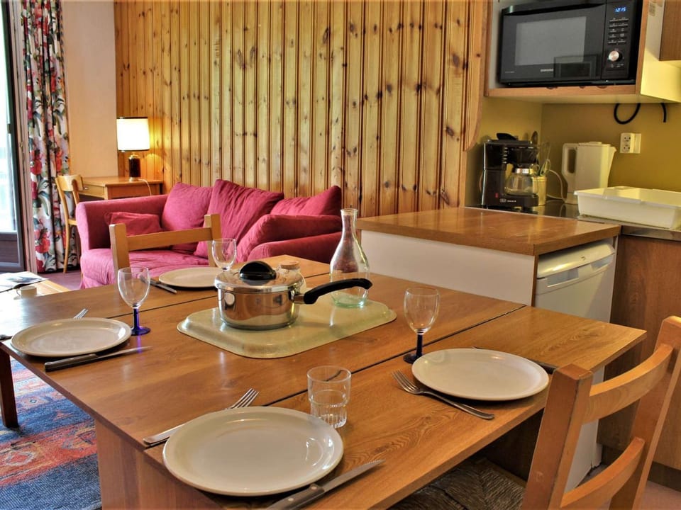 Appartement cosy 2 pièces, 6 couchages, pied des pistes, Risoul 1850 - FR-1-330-495 Apartment in Piedmont