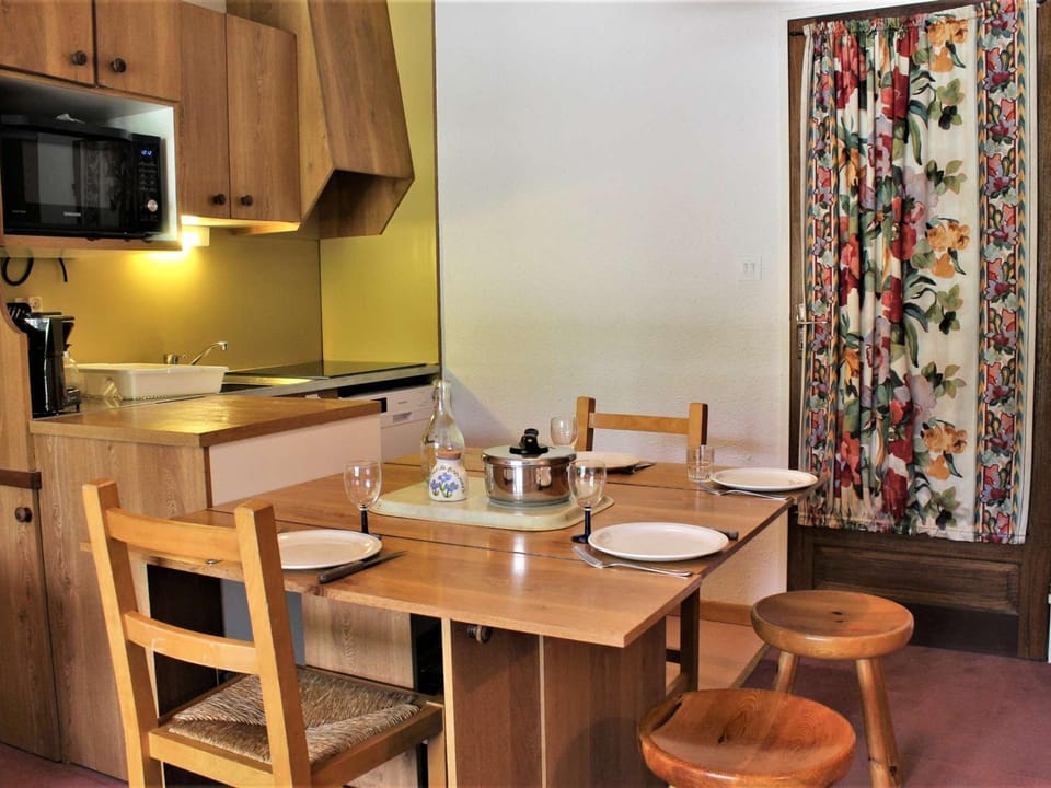 Appartement cosy 2 pièces, 6 couchages, pied des pistes, Risoul 1850 - FR-1-330-495 Apartment in Piedmont