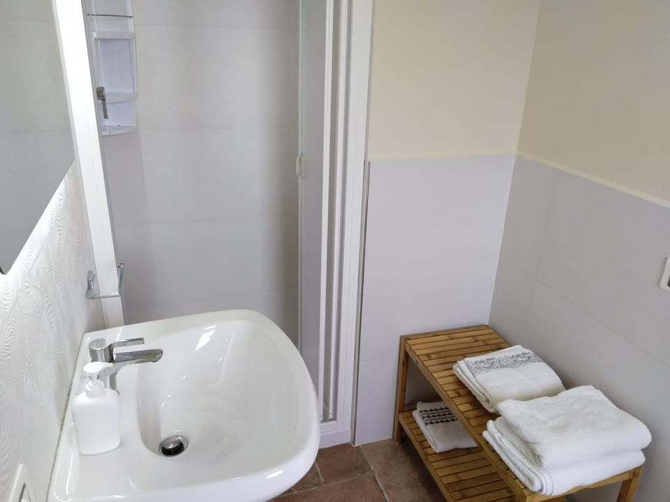 Bathroom, towels