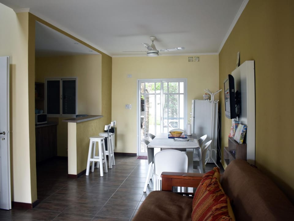 TV and multimedia, Coffee/tea facilities, Living room, Decorative detail, Dining area
