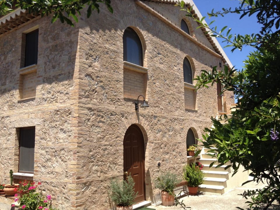 Facade/entrance