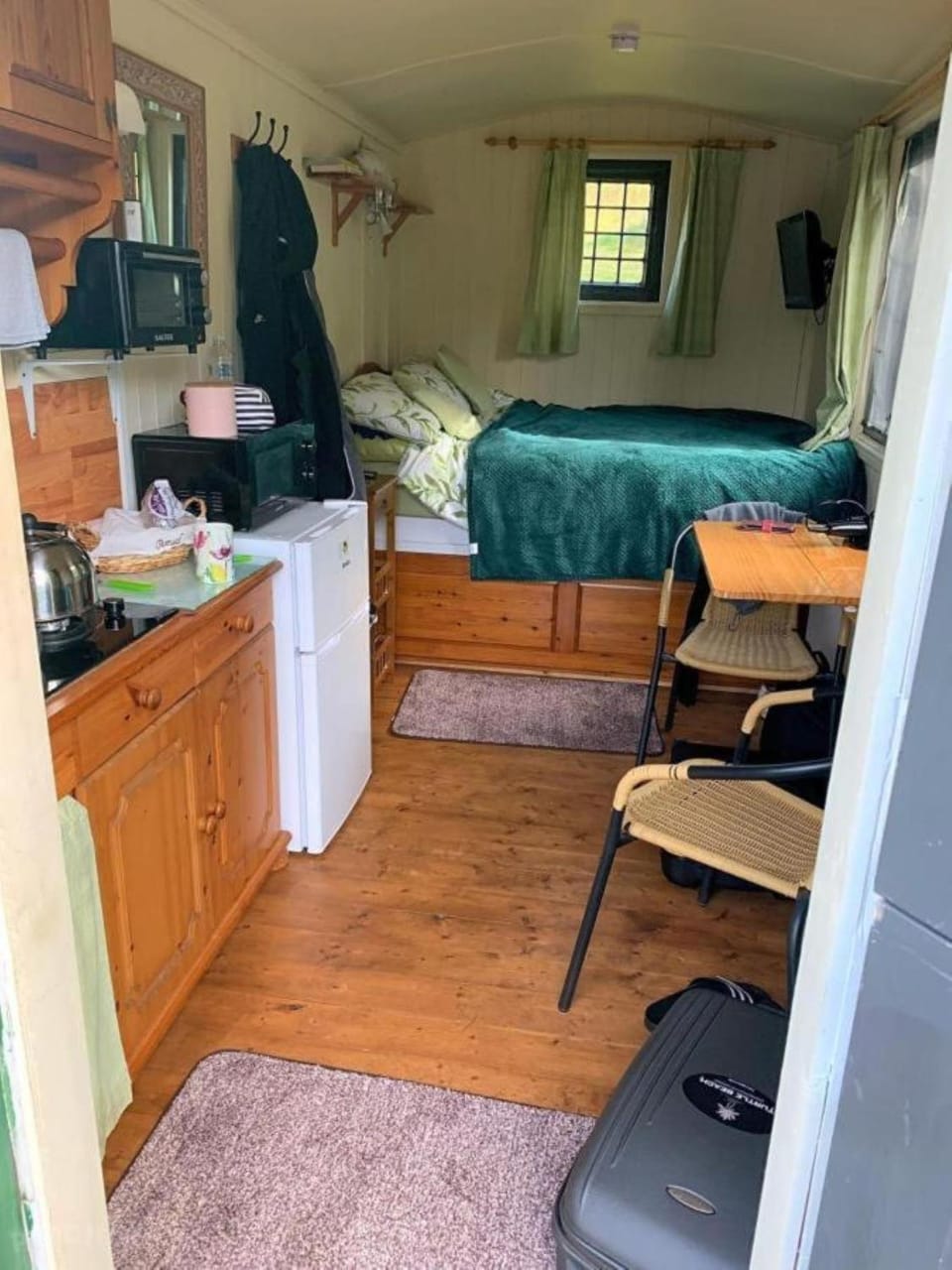 Snug & Secluded Lakeside Shepherds Hut 'Carp' House in Wealden District