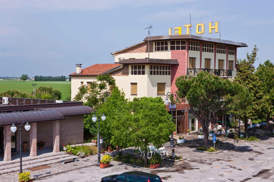 Property building, Day, Neighbourhood, Parking, locker