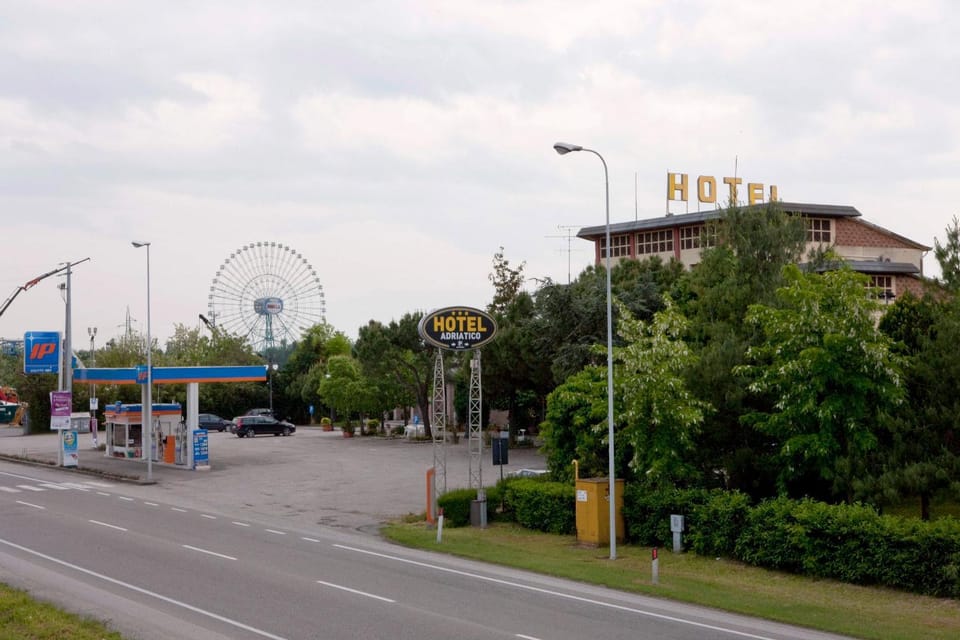 Nearby landmark, Day, Neighbourhood, Other, Street view, Parking
