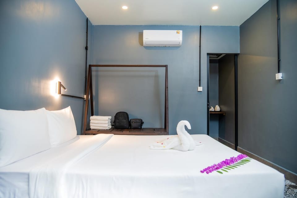 Bed, Bedroom, towels, air conditioner