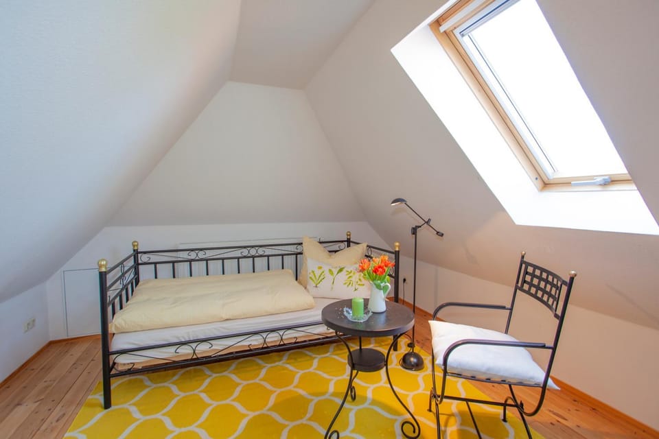 Bed, Photo of the whole room, Seating area, Bedroom