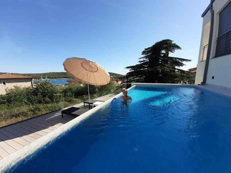 Swimming pool, Swimming pool
