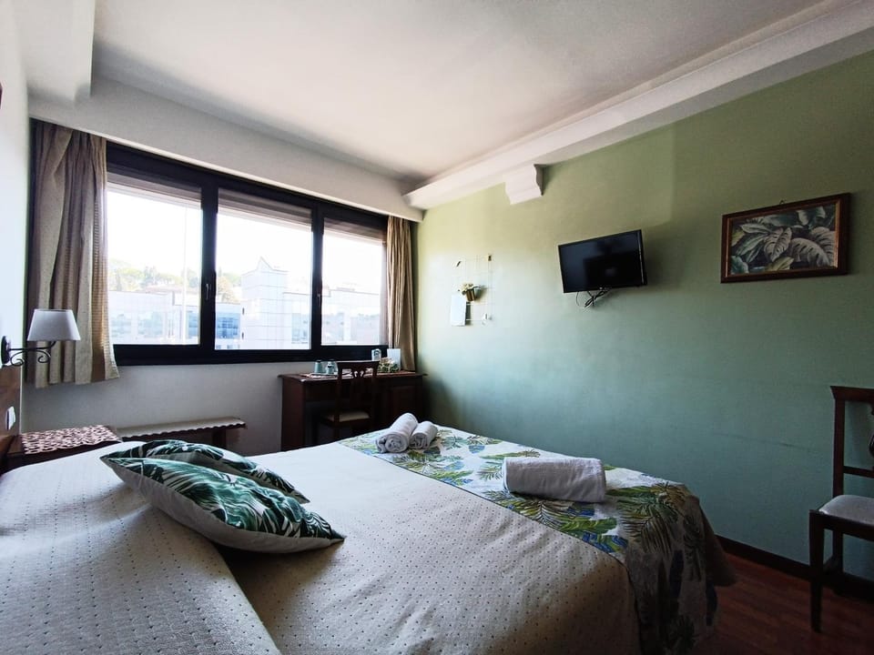 Bed, TV and multimedia, Photo of the whole room, Bedroom, towels