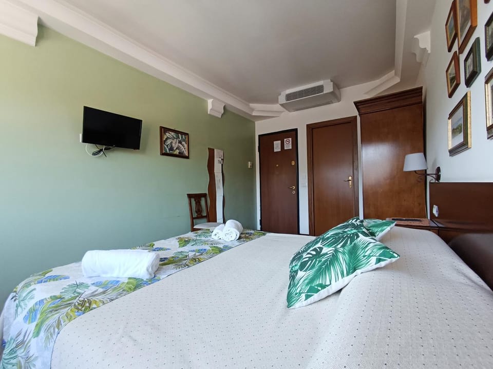 Bed, TV and multimedia, Photo of the whole room, Bedroom, wardrobe, air conditioner