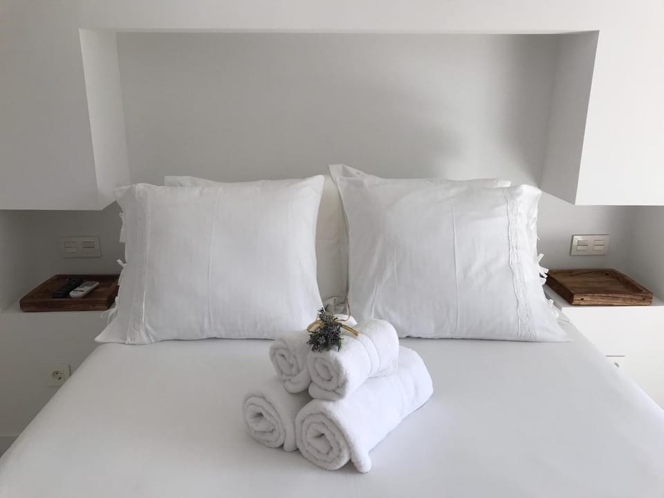 Bed, Photo of the whole room, Bedroom, Text overlay