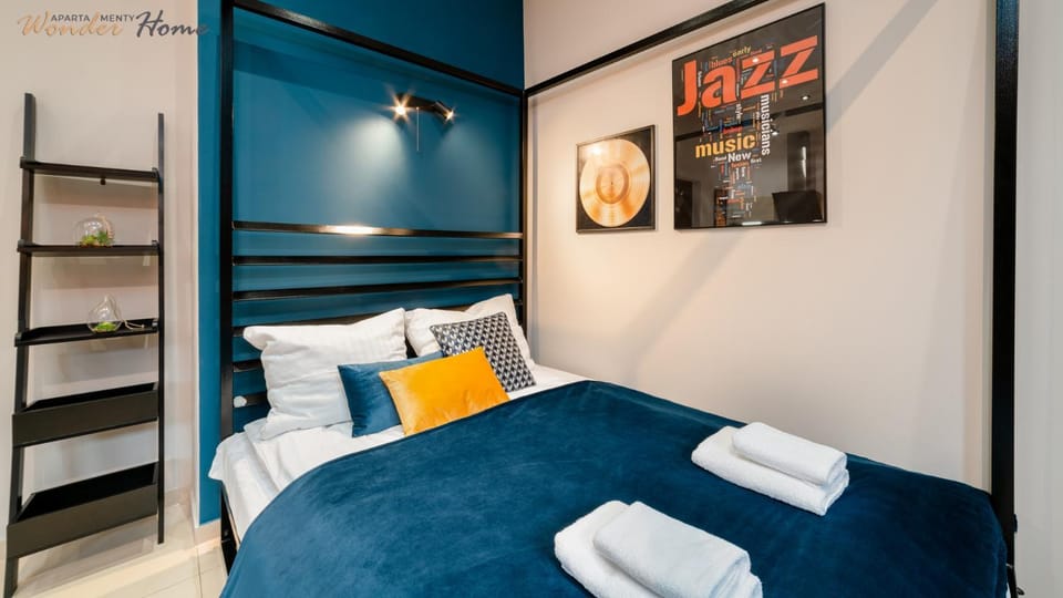 Bed, Photo of the whole room, towels