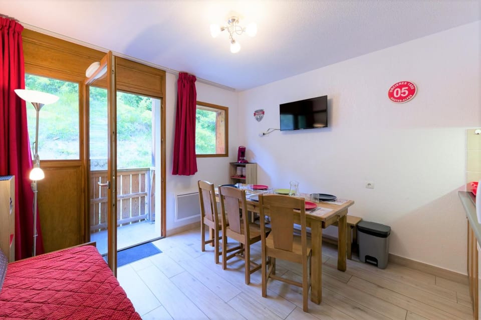 Bed, TV and multimedia, Living room, Seating area, Dining area