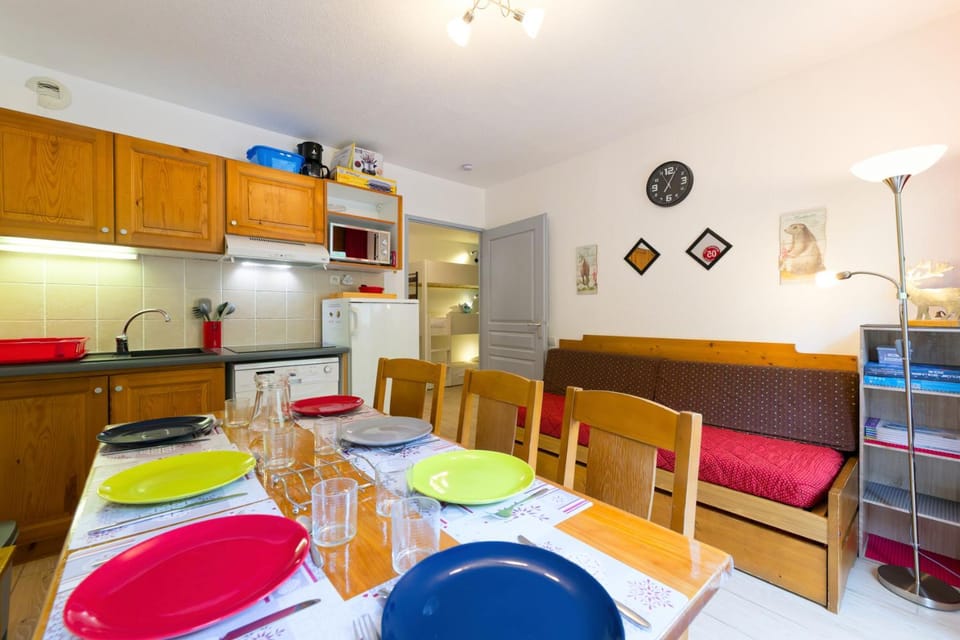 Bed, Kitchen or kitchenette, Living room, Seating area, Dining area, stove, kitchen