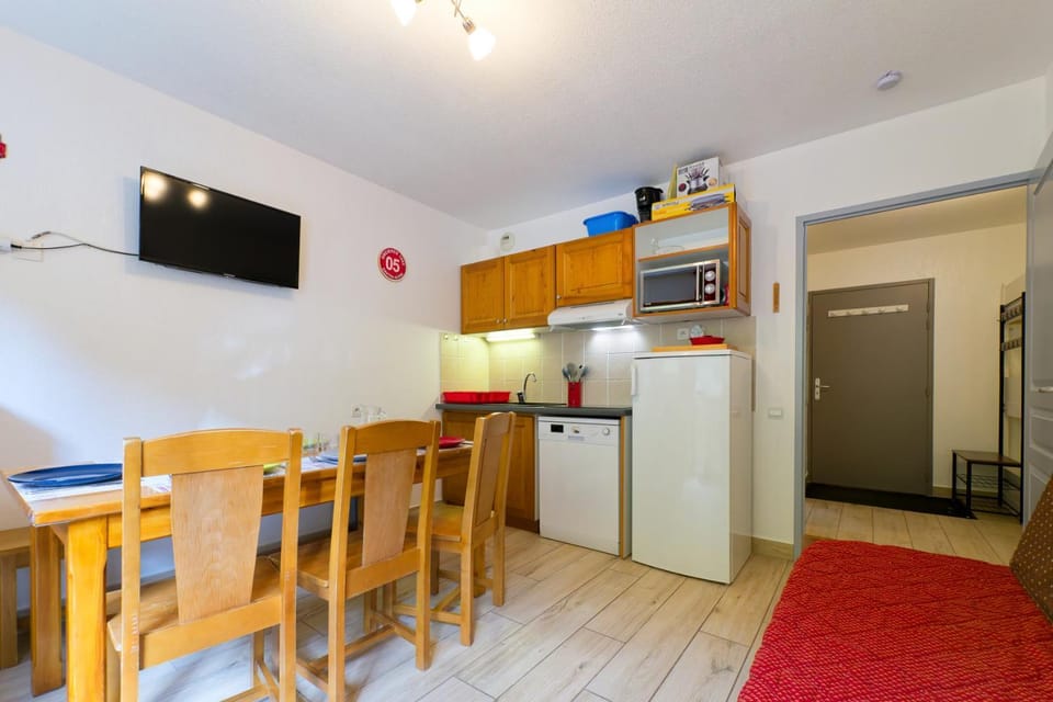 TV and multimedia, Kitchen or kitchenette, Living room, Dining area, dishwasher, stove