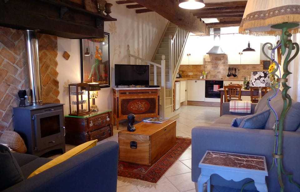 Kitchen or kitchenette, Living room, Decorative detail, Seating area, Dining area