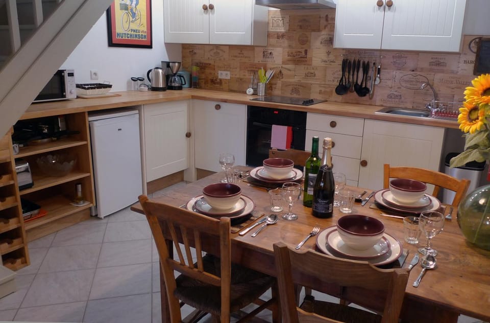 Coffee/tea facilities, Kitchen or kitchenette, Dining area, dishwasher, pet friendly, stove