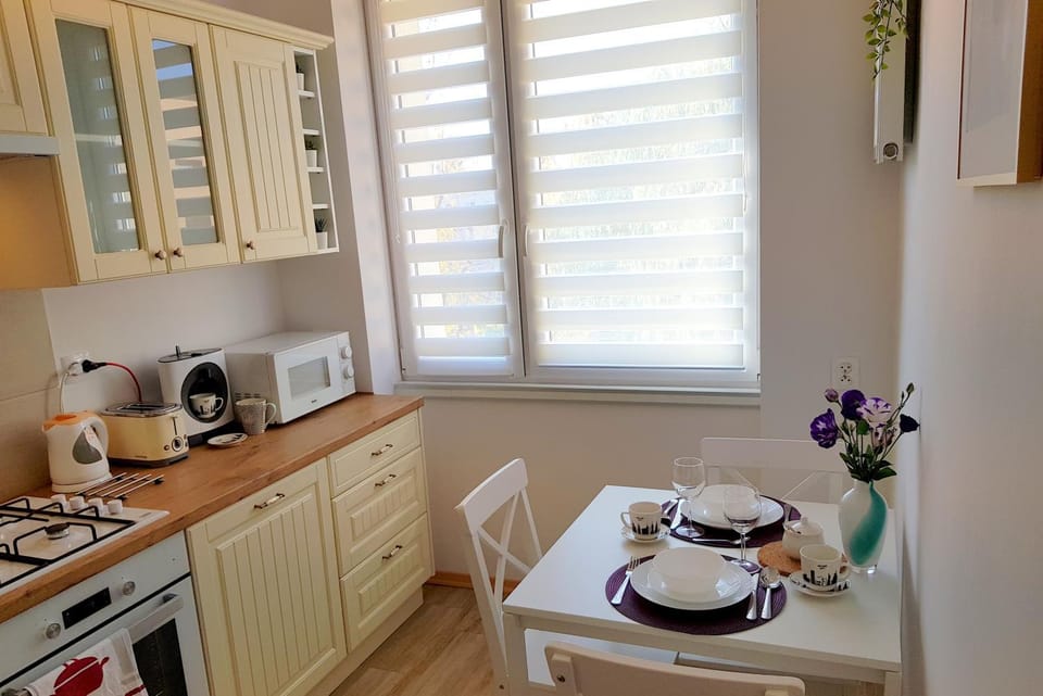 Coffee/tea facilities, Kitchen or kitchenette, Food and drinks, Dining area, Breakfast