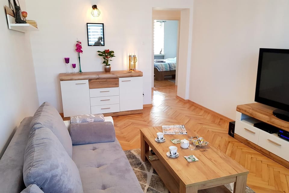 TV and multimedia, Living room, Photo of the whole room, Seating area, Bedroom
