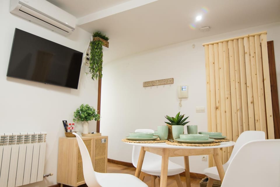 TV and multimedia, Seating area, Dining area, air conditioner
