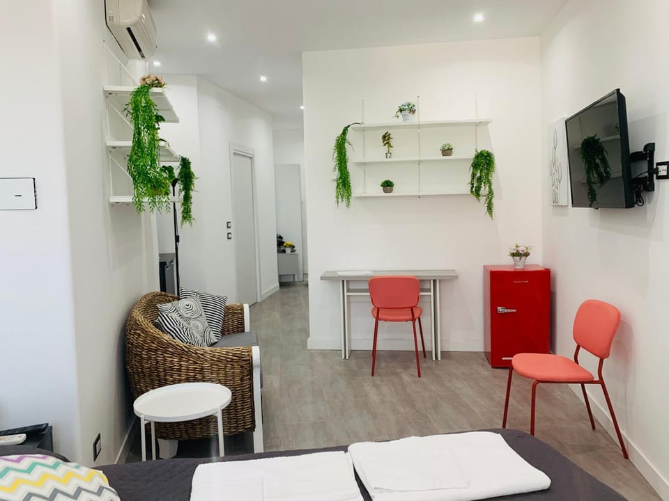 TV and multimedia, Living room, Seating area, Dining area, hair dresser