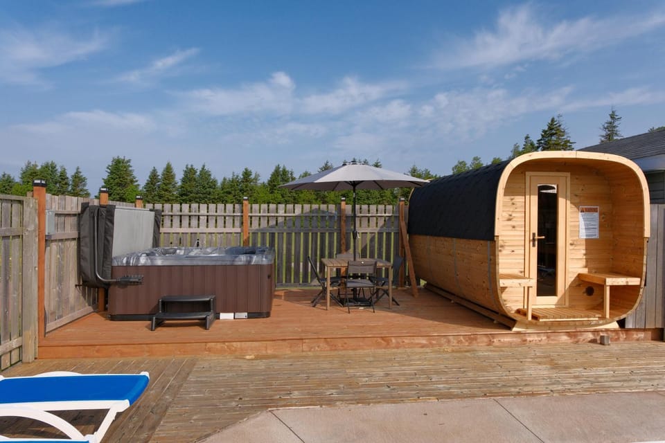 Hot Tub, Sauna, Swimming pool