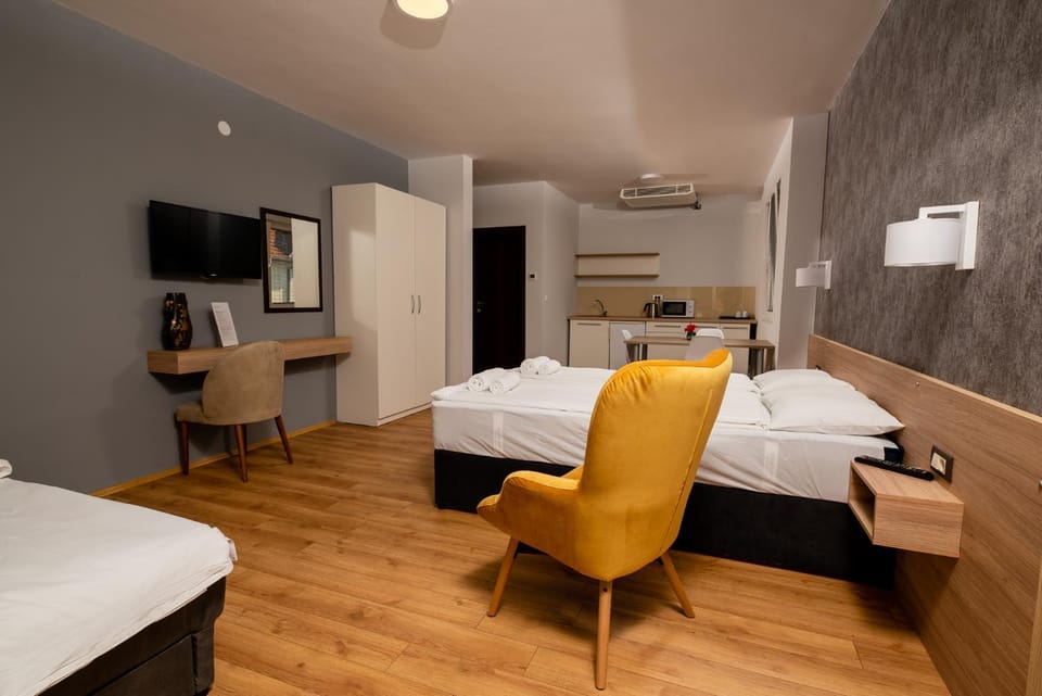 Bed, TV and multimedia, Kitchen or kitchenette, Living room, Photo of the whole room, Seating area, Bedroom, hair dresser, minibar, towels, air conditioner