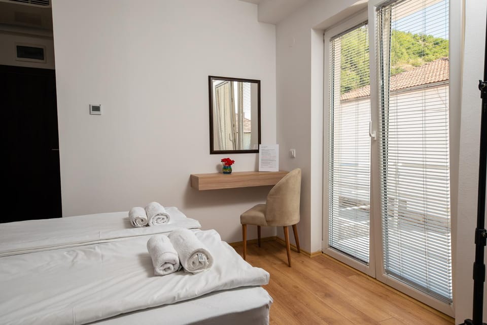 Bedroom, towels