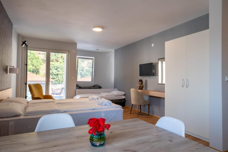 Bed, TV and multimedia, Living room, Photo of the whole room, Seating area, Bedroom, towels