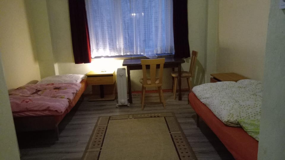 Bed, Photo of the whole room, Seating area
