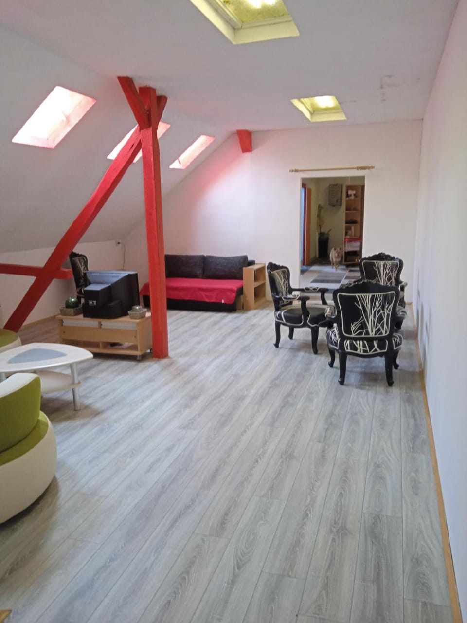 Bed, Living room, Photo of the whole room, Seating area