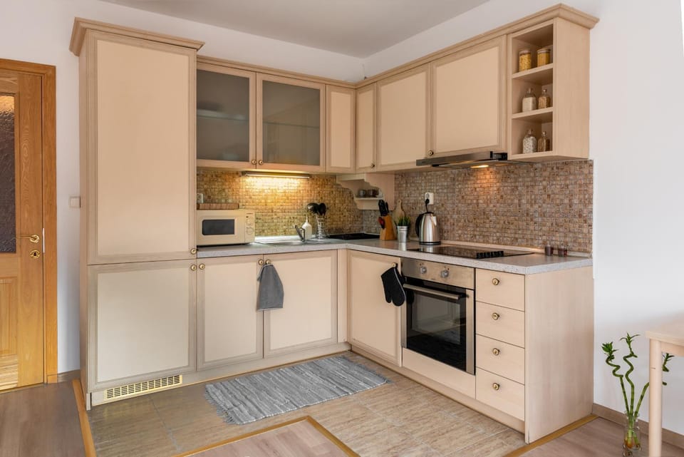 Coffee/tea facilities, Kitchen or kitchenette, dishwasher, oven, stove, toaster