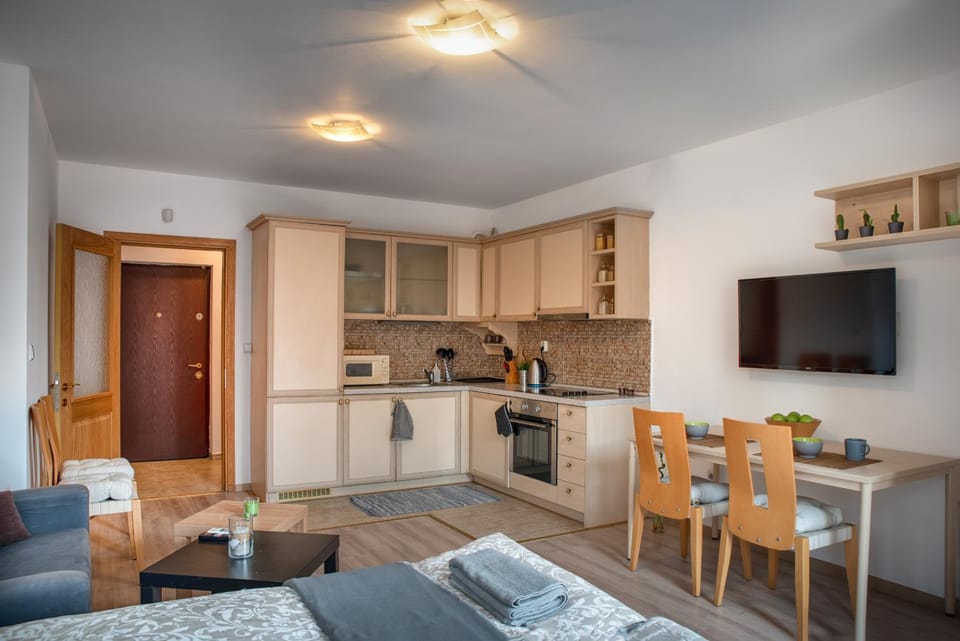 TV and multimedia, Kitchen or kitchenette, Dining area, dishwasher, oven, stove