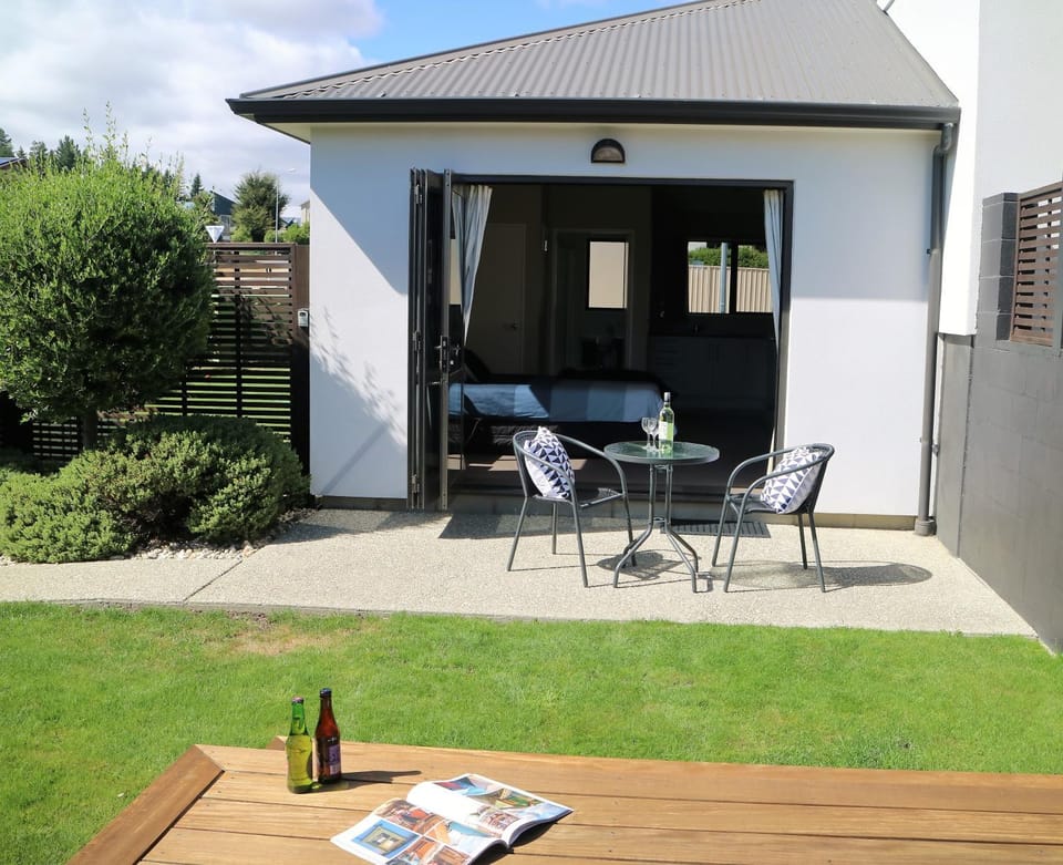 Property building, Patio, Facade/entrance, Day, Garden, Garden view, Inner courtyard view