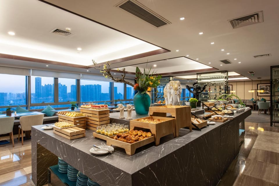 Restaurant/places to eat, Buffet breakfast, Lunch