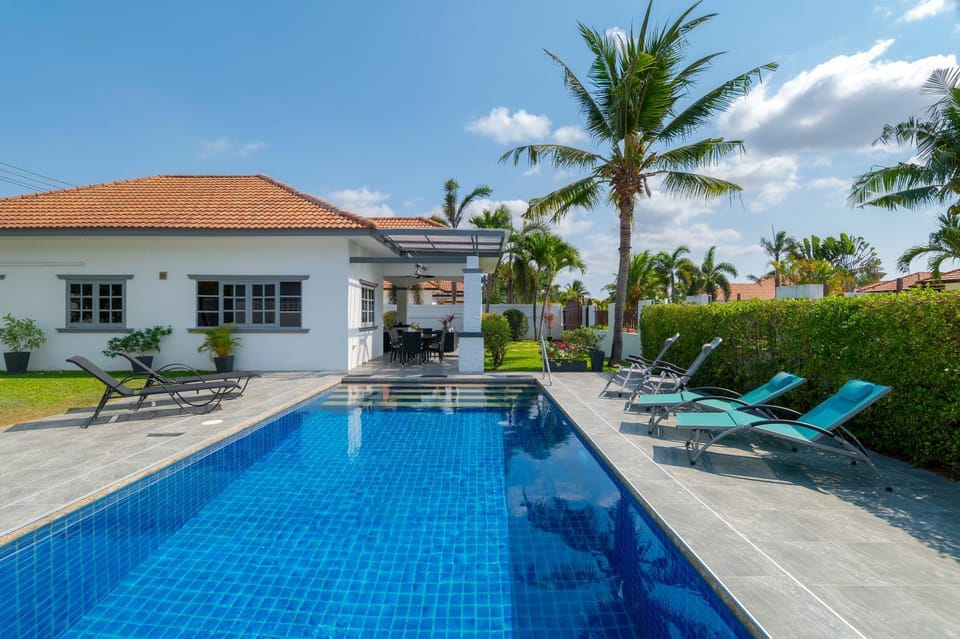 Property building, Balcony/Terrace, Swimming pool, Swimming pool