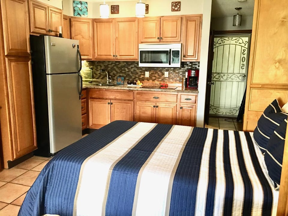 Bed, Kitchen or kitchenette, Communal kitchen