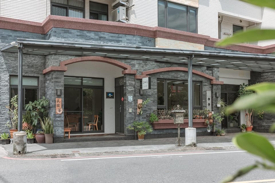 Property building, Facade/entrance, Day