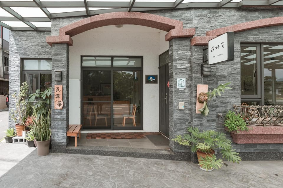 Property building, Facade/entrance, Day