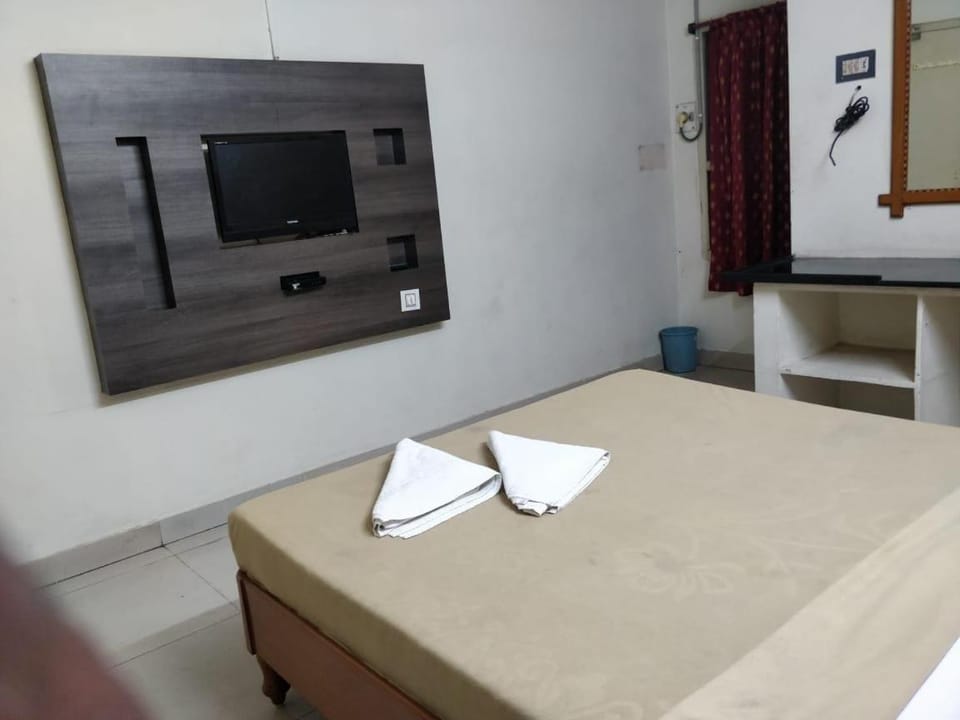 Bed, TV and multimedia, towels