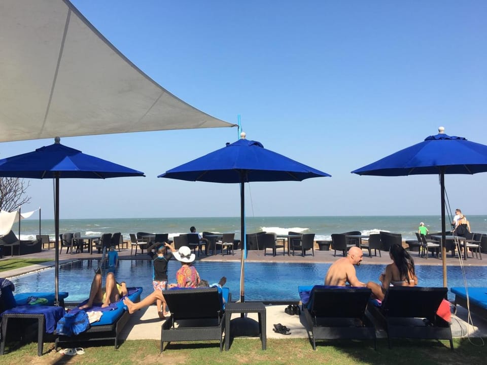 Restaurant/places to eat, Lounge or bar, Beach, Swimming pool