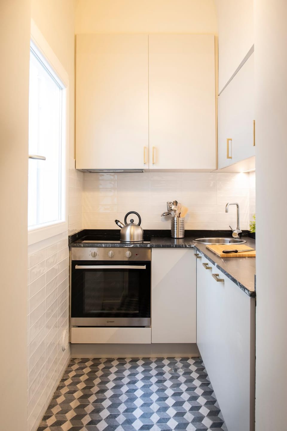 Kitchen or kitchenette, oven, kitchen