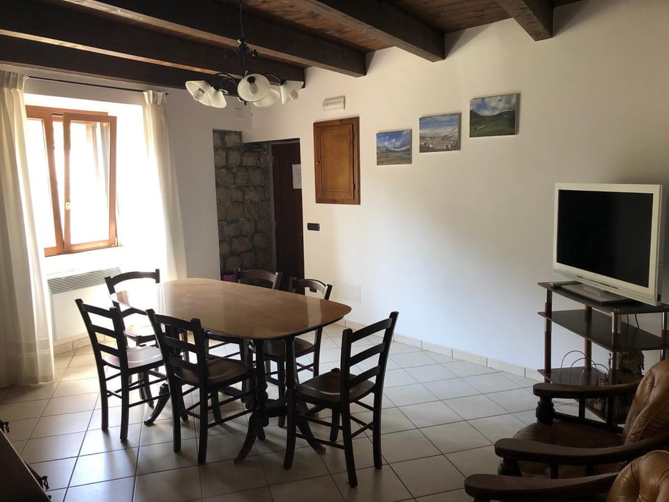Communal lounge/ TV room, TV and multimedia, Living room, Dining area