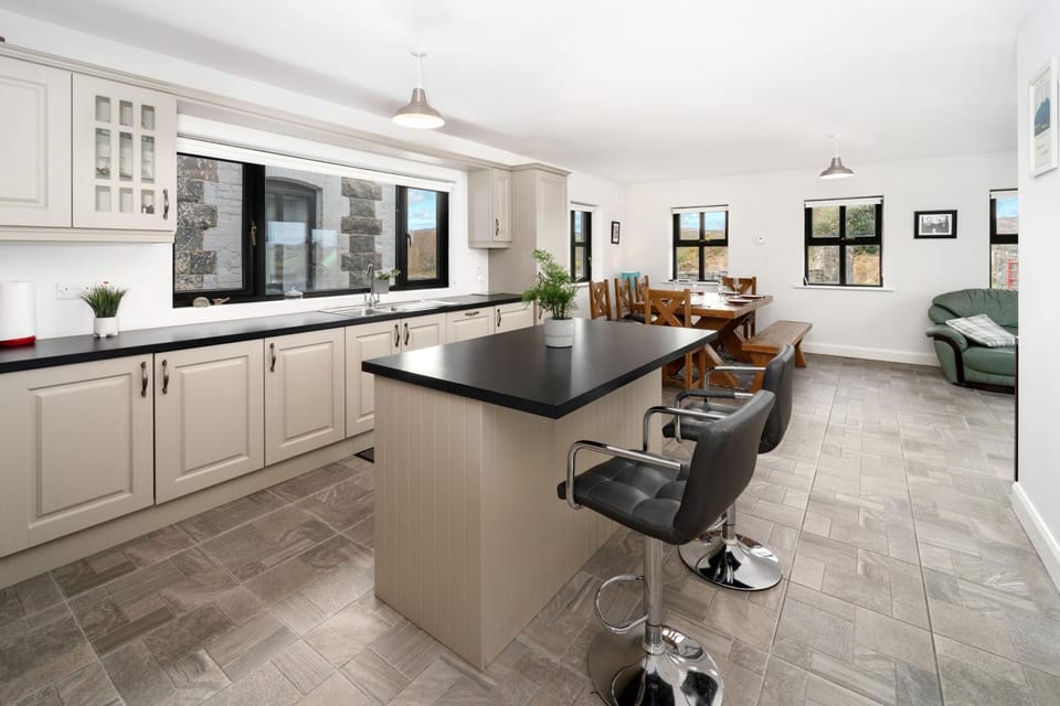 Kitchen or kitchenette, Seating area, stove