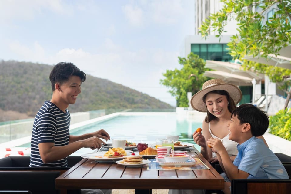 Restaurant/places to eat, People, Food, Family