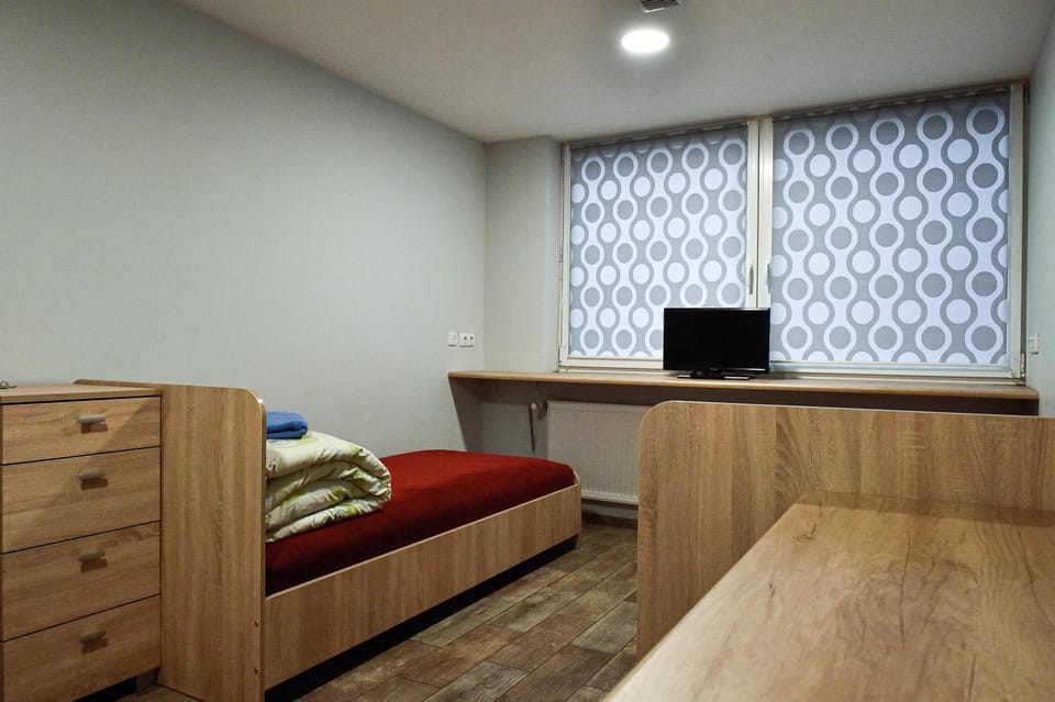 Bed, TV and multimedia, hair dresser