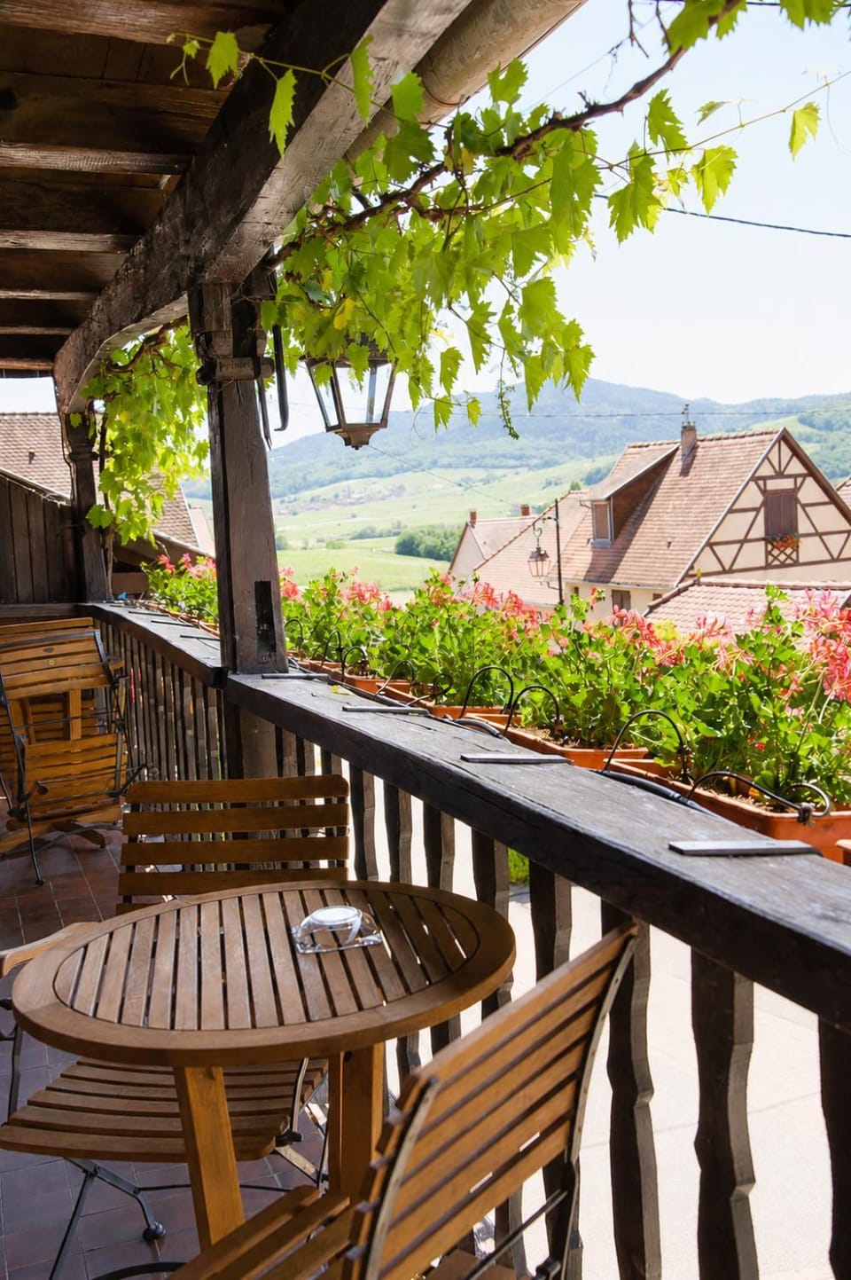 View (from property/room), Balcony/Terrace, City view, Mountain view, Inner courtyard view