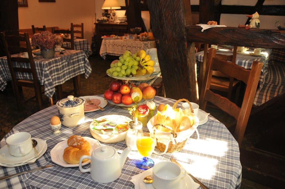Restaurant/places to eat, Food and drinks, Continental breakfast
