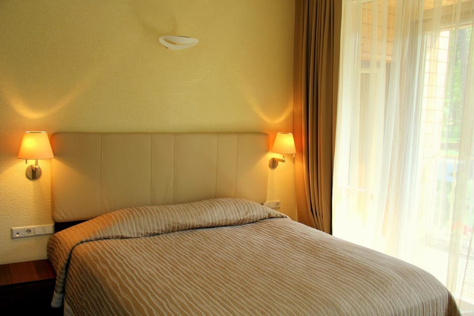 Bed, Garden, Balcony/Terrace, Balcony/Terrace, Garden view, Street view