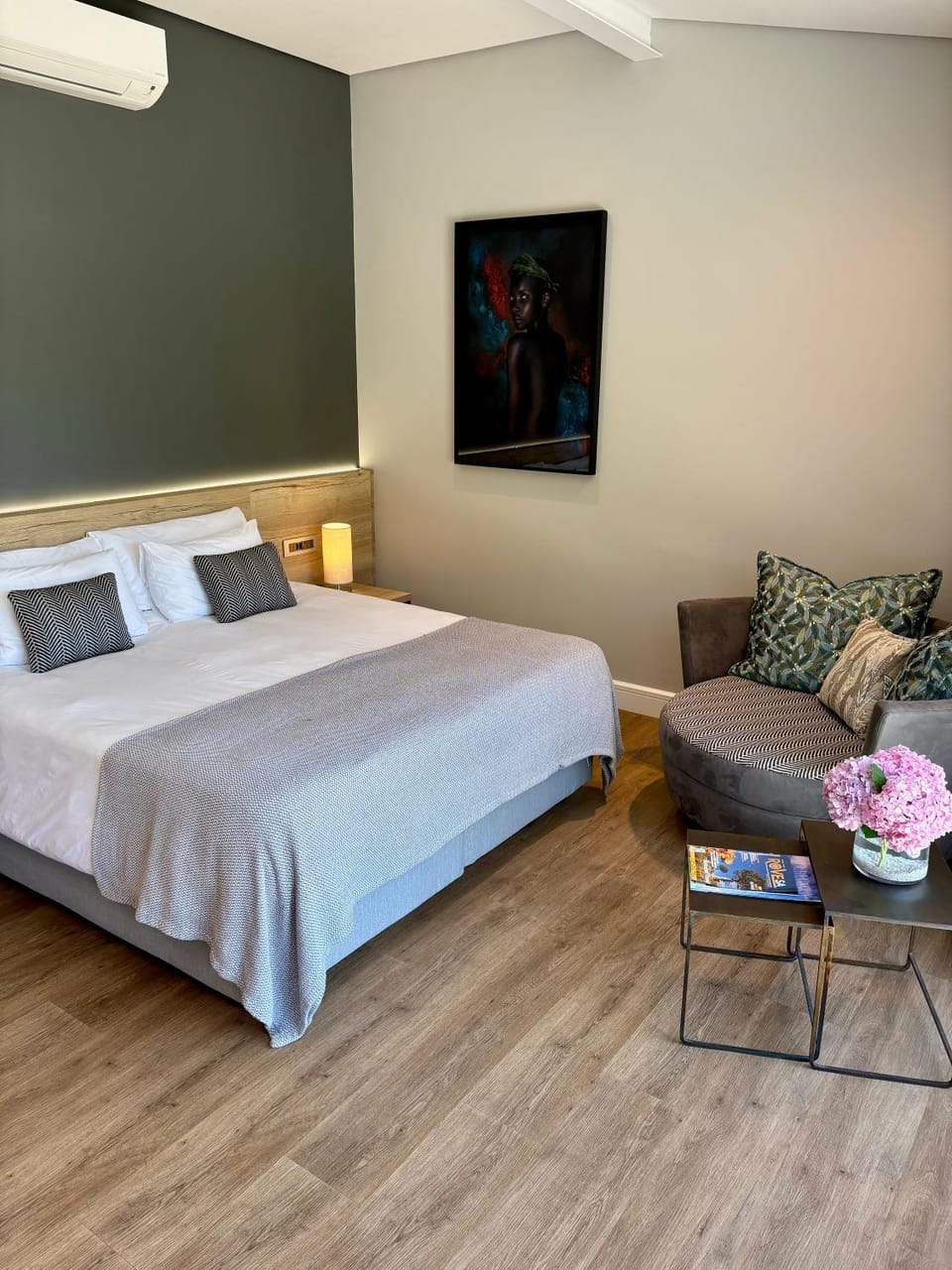 Bed, Seating area